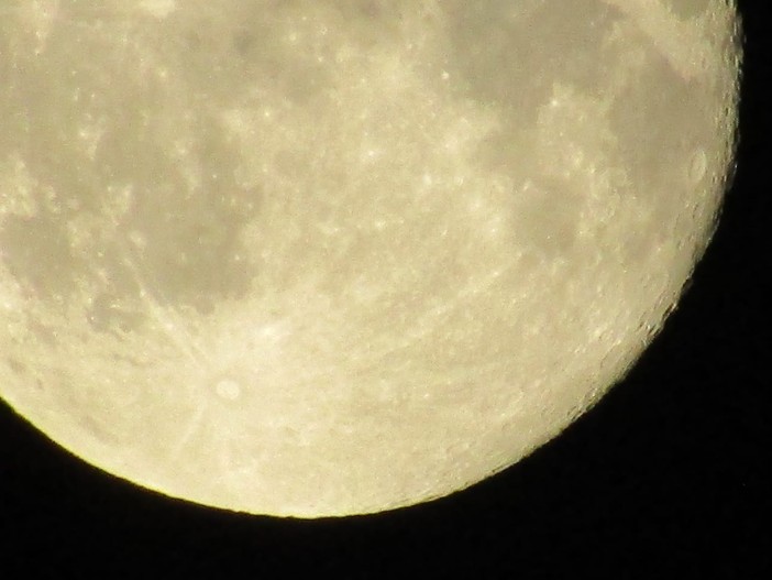 La &quot;Superluna blu&quot; in tutta la sua bellezza nelle foto di un lettore FOTO di Alessandro Zingarelli