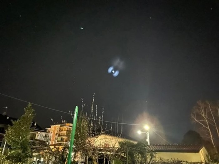 Spirali nei cieli, è il lancio di un razzo SpaceX.