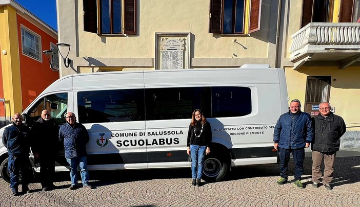 Nella foto il sindaco Manuela Chioda, alcuni consiglieri, l'autista e il comandante di Polizia Municipale Alessio Santi.