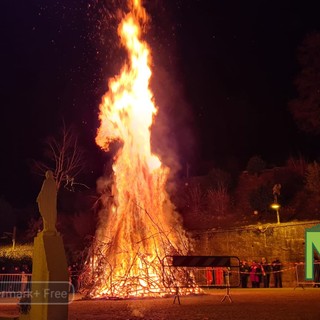 Strona: Il tradizionale falò di Natale scalda i cuori in attesa della mezzanotte