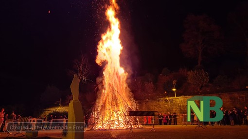 Strona: Il tradizionale falò di Natale scalda i cuori in attesa della mezzanotte