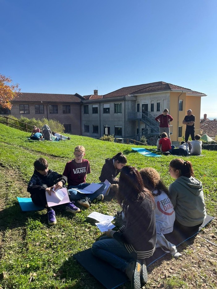 Una foto della scuola media di Mosso durante una attività all'aperto