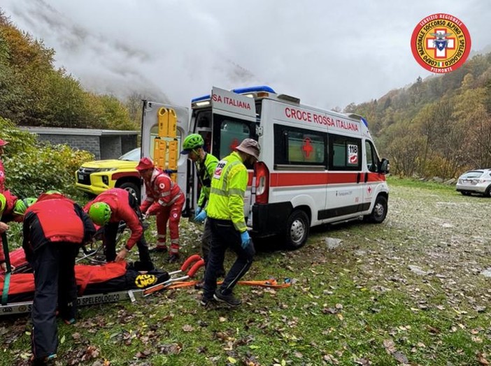 Uomo si infortuna sul sentiero, intervengono Soccorso Alpino e 118