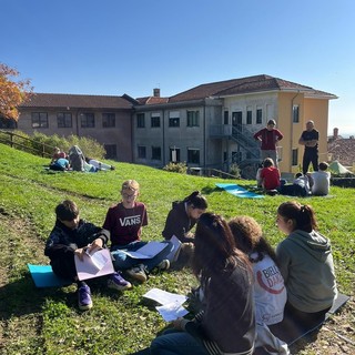 Una foto della scuola media di Mosso durante una attività all'aperto