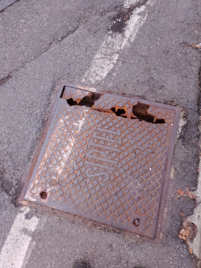 Biella, pericolo in strada: tombino danneggiato al Bottalino.