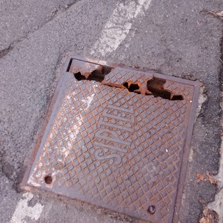 Biella, pericolo in strada: tombino danneggiato al Bottalino.