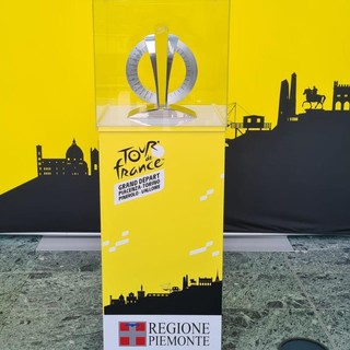 Il trofeo della “Grand Départ” del Tour de France al grattacielo della Regione