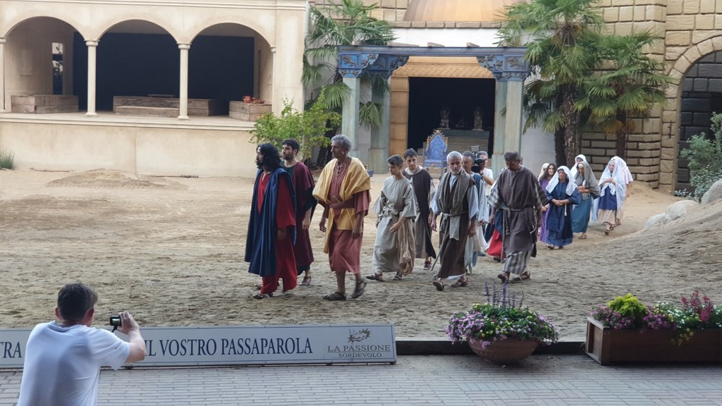 La troupe del TG5 alla Passione di Sordevolo Newsbiella.it