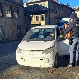 Biella, urta un'auto in sosta: conducente al pronto soccorso.