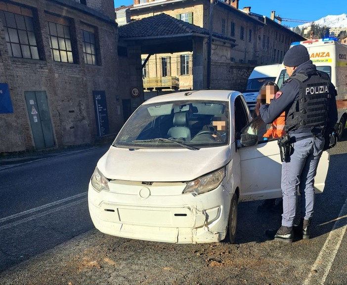 Biella, urta un'auto in sosta: conducente al pronto soccorso.