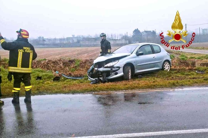 Vercelli, SP596 in direzione Palestro, Vigili del Fuoco intervengono per uno scontro tra due auto