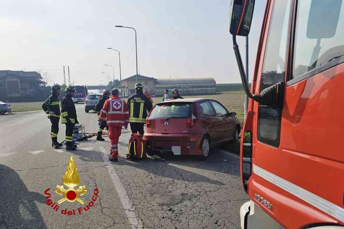 Incidente stradale a Santhià in corso 2 giugno, intervengono i Vigili del fuoco.