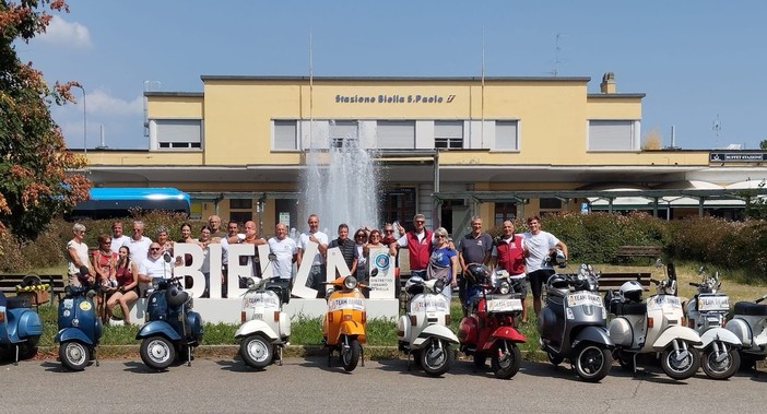 Biella: Vespisti rendono omaggio a Biella in uno scatto