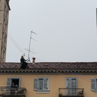 Naso all'insù in piazza Duomo per la discesa della Befana dei Vigili del Fuoco dal campanile FOTO e VIDEO Mattia Baù per newsbiella.it