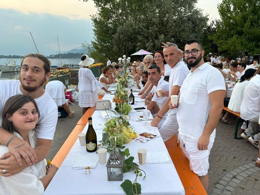 Viverone, in 400 alla cena in bianco tra candelabri, foto e attenzione all'ambiente