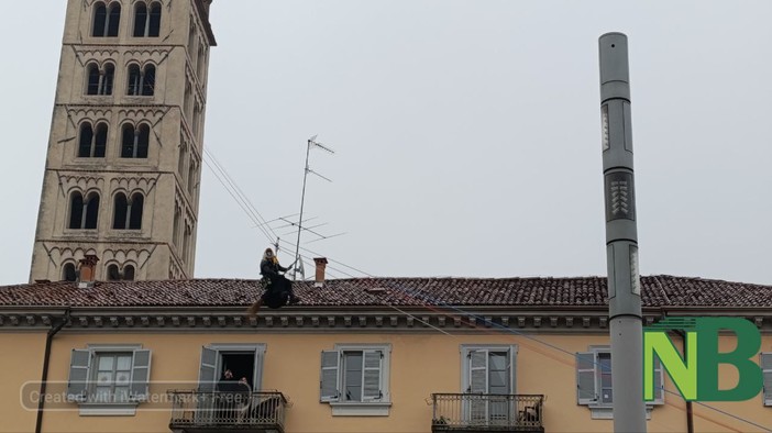 Naso all'insù in piazza Duomo per la discesa della Befana dei Vigili del Fuoco dal campanile FOTO e VIDEO Mattia Baù per newsbiella.it