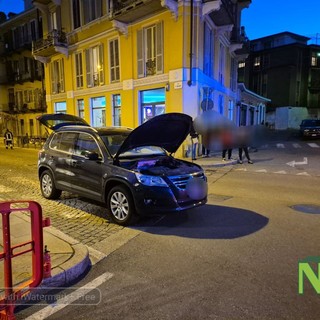 Vigili del Fuoco in piazza Martiri per mettere in sicurezza un'auto FOTO Beppe rasolo