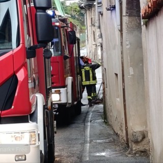 Chiavazza, incendio in un'abitazione in via della Vittoria, strada chiusa FOTO Mattia Baù per newsbiella.it