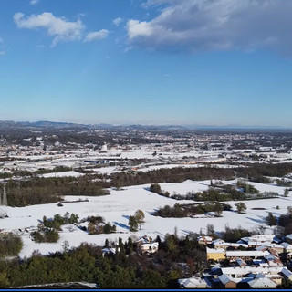 Neve e cielo azzurro su Biella nel video di un lettore VIDEO