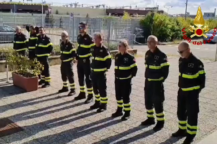 Vigili del fuoco osservano un minuto di silenzio per il collega deceduto in servizio