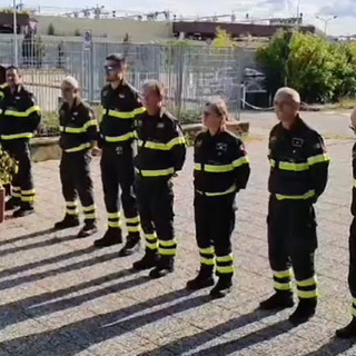 Vigili del fuoco osservano un minuto di silenzio per il collega deceduto in servizio