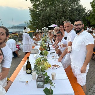 Viverone, in 400 alla cena in bianco tra candelabri, foto e attenzione all'ambiente