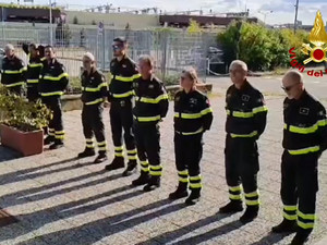 Vigili del fuoco osservano un minuto di silenzio per il collega deceduto in servizio