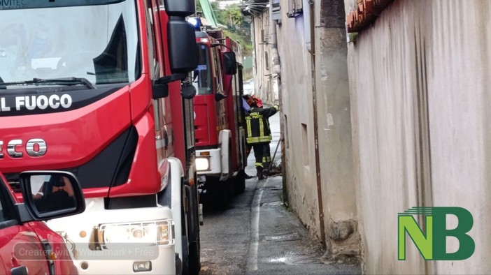 Chiavazza, incendio in un'abitazione in via della Vittoria, strada chiusa FOTO Mattia Baù per newsbiella.it