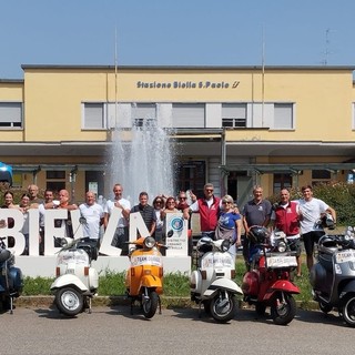 Biella: Vespisti rendono omaggio a Biella in uno scatto