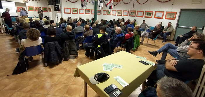 Partecipanti all’incontro; nido di Vespa velutina in automobile abbandonata – Liguria.