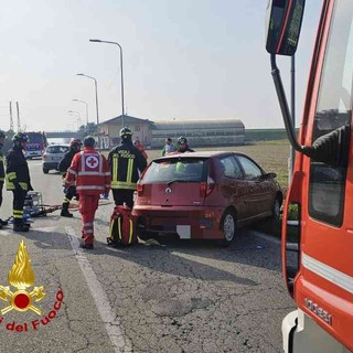 Incidente stradale a Santhià in corso 2 giugno, intervengono i Vigili del fuoco.