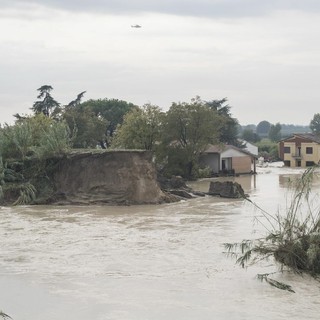 Alluvione in Emilia-Romagna, la pioggia dà un pò di tregua ma resta allerta rossa