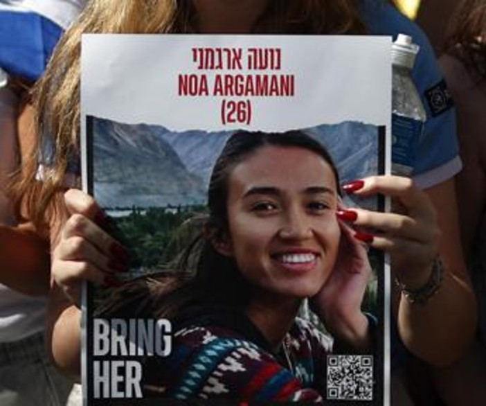 Noa Argamani liberata, chi è la studentessa israeliana rapita durante il rave - Video