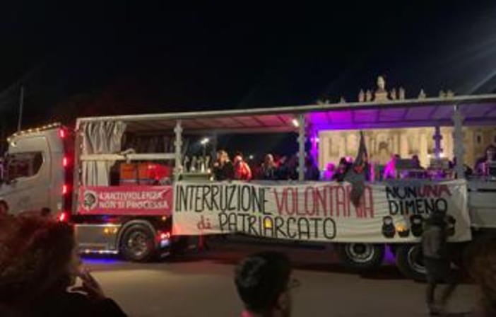 &quot;Disarmiamo il patriarcato&quot;, l'onda fucsia in piazza contro la violenza sulle donne