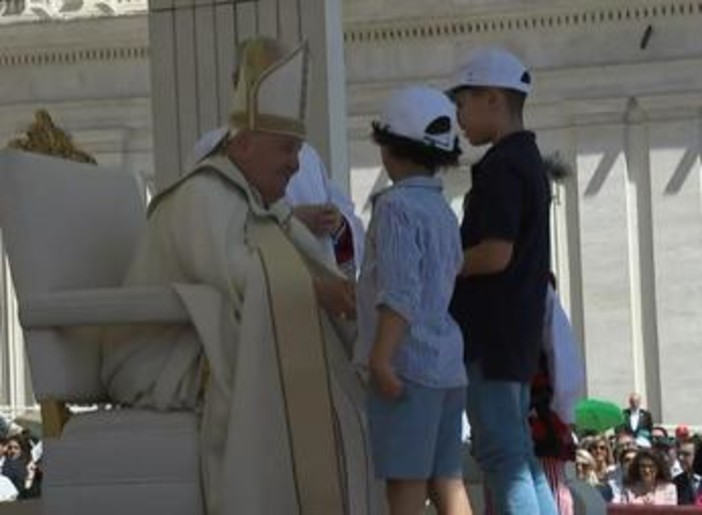 Papa Francesco chiude la prima Giornata mondiale dei bambini: &quot;Pregate per la pace&quot;