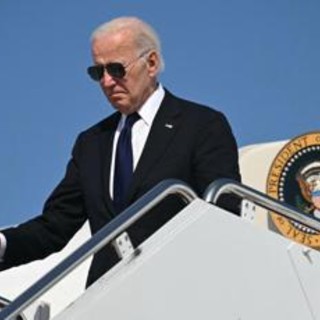 Biden e la 'foto a sorpresa', ecco il cappellino di Trump