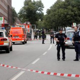 Euro 2024, uomo armato di piccone ad Amburgo: polizia gli spara