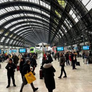 Treni fermi a Milano, i passeggeri: &quot;In attesa da ore, sembra un inferno&quot;