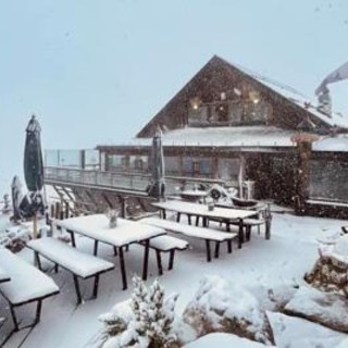 Maltempo, nevicata di settembre sulle Dolomiti: il paesaggio è da favola - Video