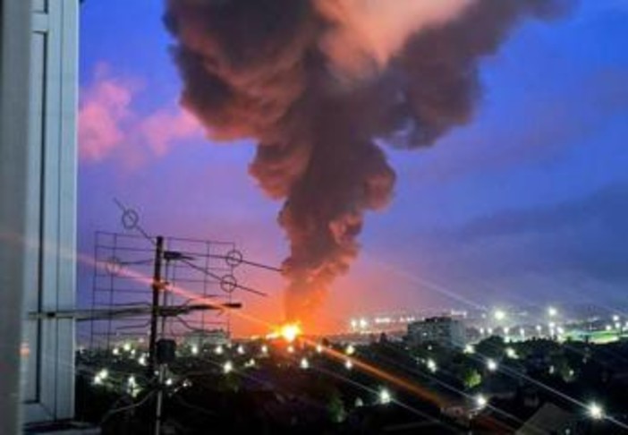 Ucraina-Russia, drone Kiev su deposito petrolifero: vasto incendio a Azov - Video