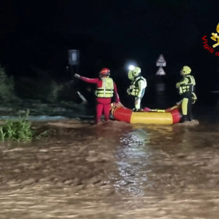 Maltempo in toscana, dispersi bimbo e nonna nel pisano