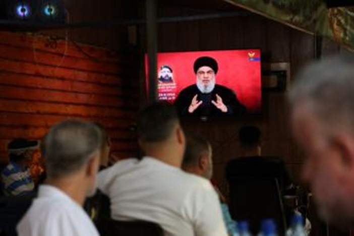 Hezbollah, perché tutti usano i cercapersone: &quot;Smartphone armi di Israele&quot;