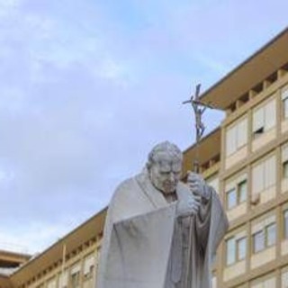 Papa Francesco migliora ancora, Vaticano: &quot;Necessaria terapia ospedaliera&quot;