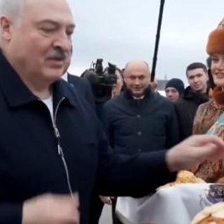 Lukashenko, i dolci e la dieta: &quot;Solo un assaggino...&quot; - Video