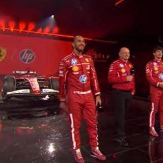 Ferrari presenta SF-25, show con Hamilton e Leclerc a Londra