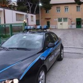 Pescara, protesta in carcere dopo suicidio: detenuti sul tetto e materassi in fiamme