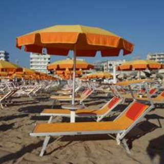 Spiagge, 203 euro in media alla settimana per ombrellone e lettini