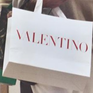 Furto nella boutique Valentino a Roma, rubate borse per 140mila euro