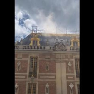 Incendio alla reggia di Versailles, densa colonna di fumo e turisti evacuati - Video