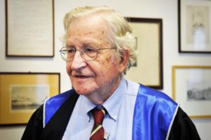 &quot;E' morto Noam Chomsky&quot;, la news smentita dalla moglie
